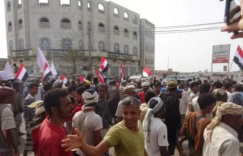 احتشاد غاضب لأهالي المخا ضد استهداف الارهاب الحوثي للميناء