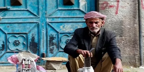 اليمنيون يتضوّرون جوعاً.. وحكومة الشرعية ملف مُثقَل بالفساد ونهب المال العام
