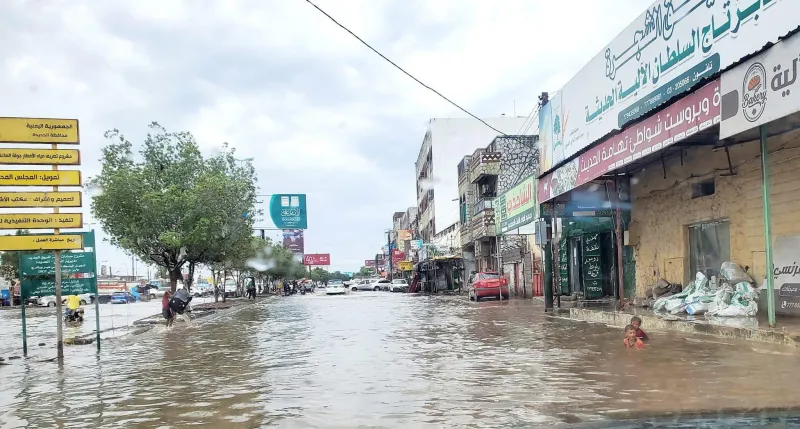 غرق مدينة الحديدة بمياه الأمطار يعري فساد مشاريع الحوثي التنموية