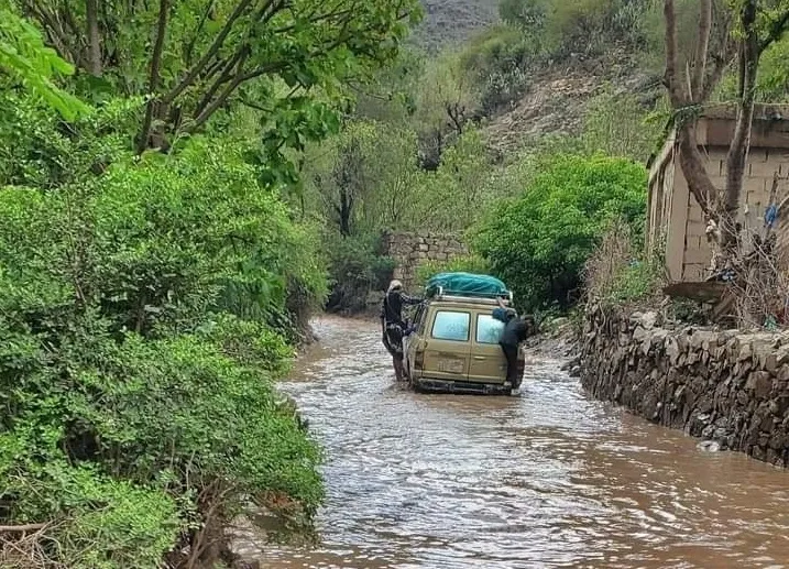 سيول الأمطار تجرف طريق الأقروض جنوبي تعز