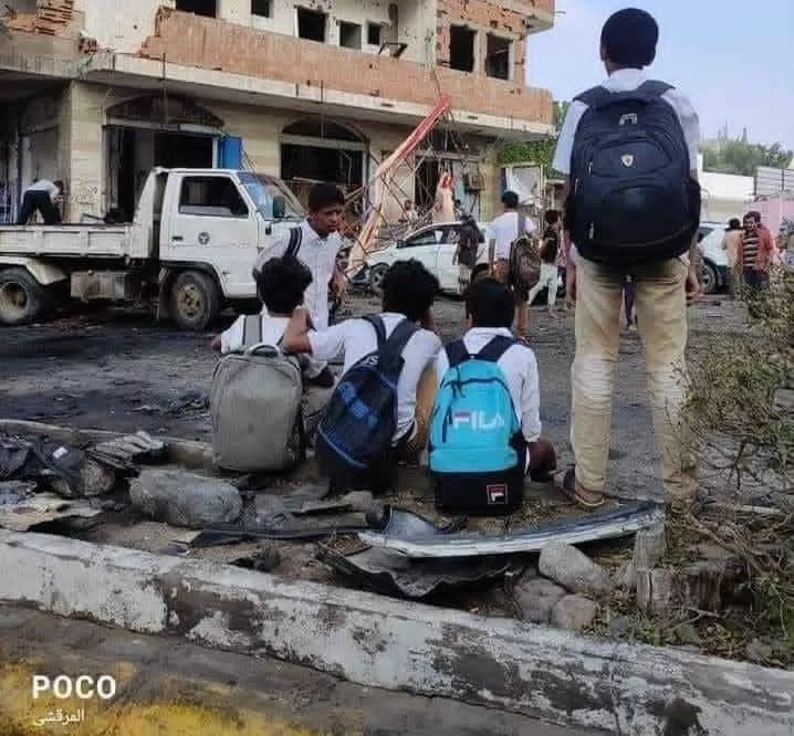 أطفال عدن ينظرون الى  العمل الإرهابي الذي استهدف بوابة مطار عدن