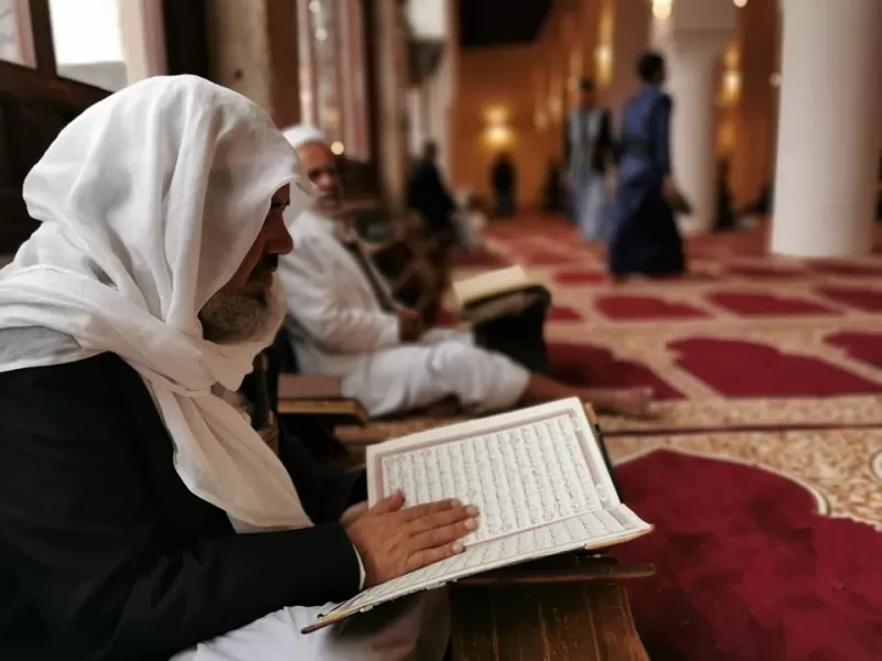كبير بالسن يقرأ قرآن في احد مساجد صنعاء