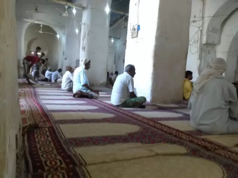 مسجد في موزع يتعرض لسرقة الألواح الخاصة بالإنارة