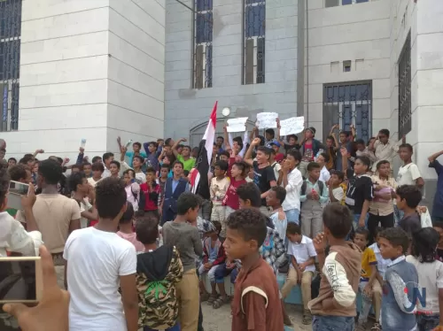 مظاهرة طلابية بالمخا تطالب بتوصيل التيار الكهربائي إلى المدارس
