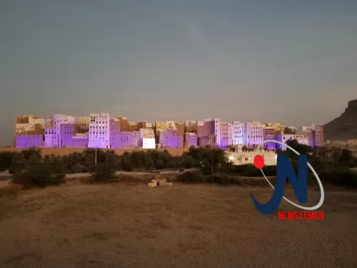 تعبيراً عن حقوق الطفل في يومه العالمي.. "منهاتن الصحراء" تُضاء باللون الأزرق