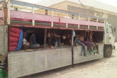 Taiz checkpoint captures smuggling Somalis, including 37 women