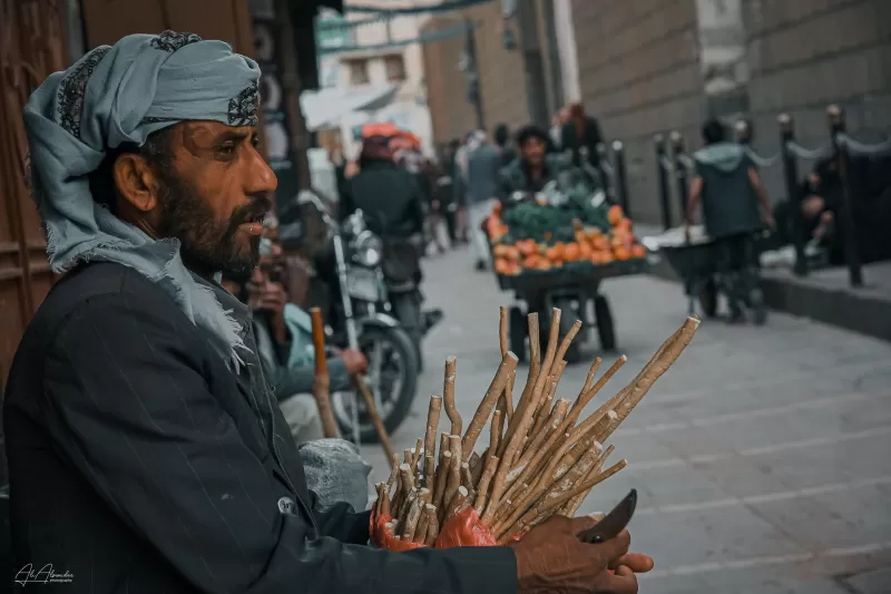 الحنين إلى الماضي شمالاً وجنوباً.. سقوط الشرعية ورجعية الحوثي