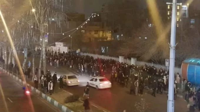 إيران.. مقتل متظاهر وإحراق مقر لقوات الباسيج في "هفشجان"